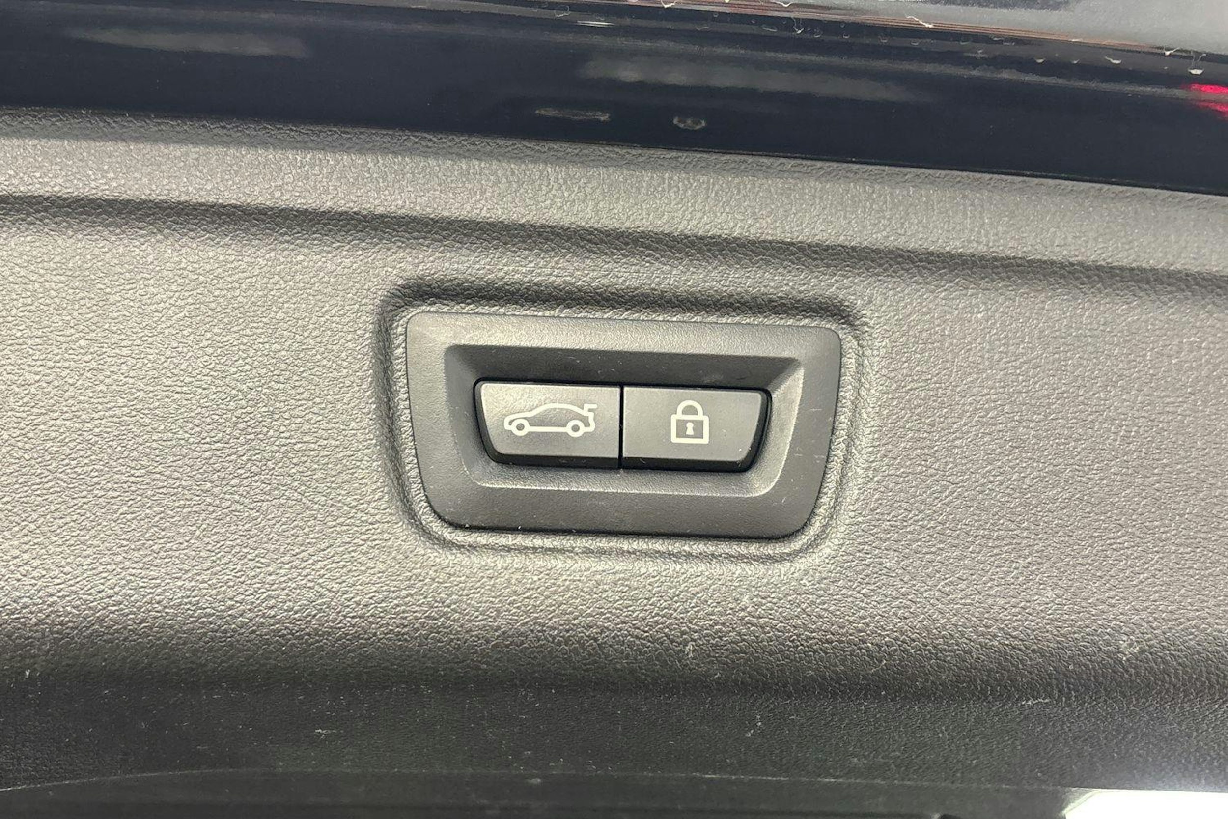 musta BMW 330 2023 kuva 16.