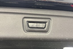 musta BMW 330 2023 kuva 16.