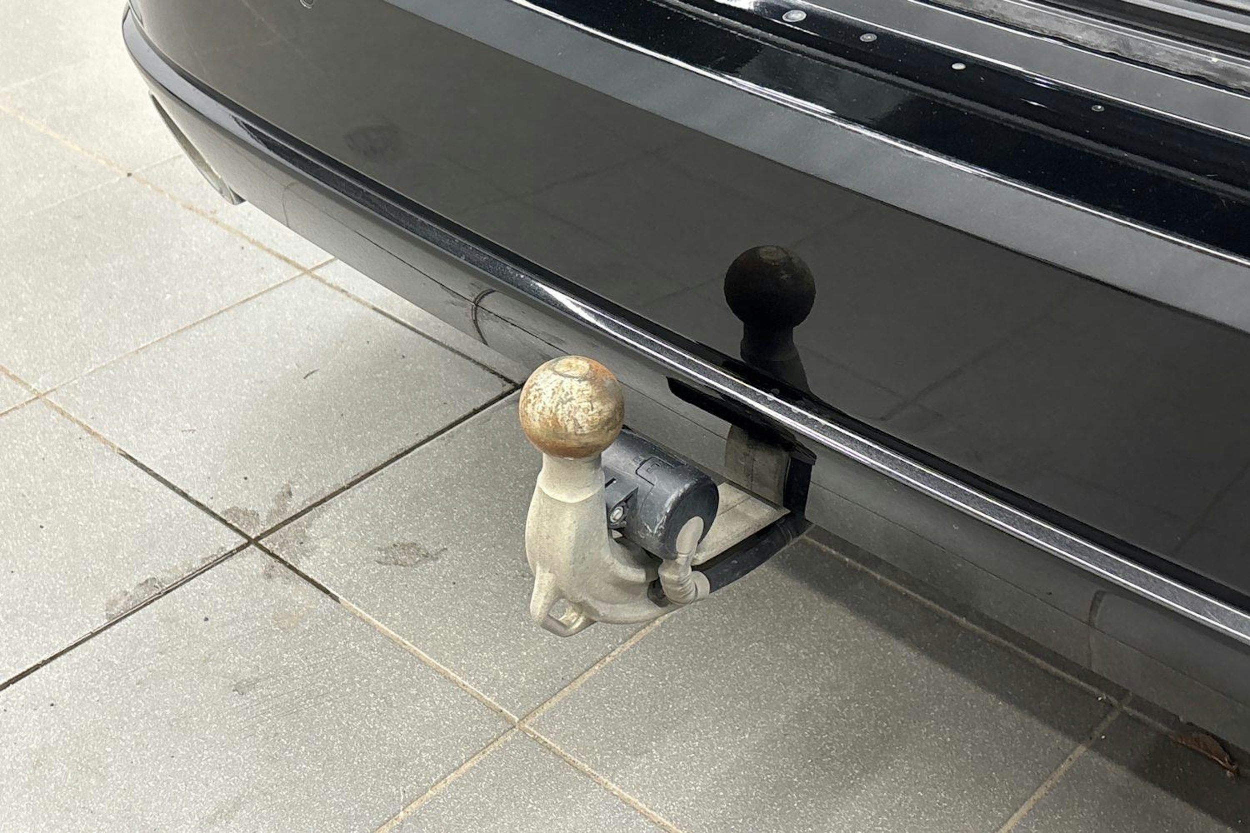 musta BMW 330 2023 kuva 18.