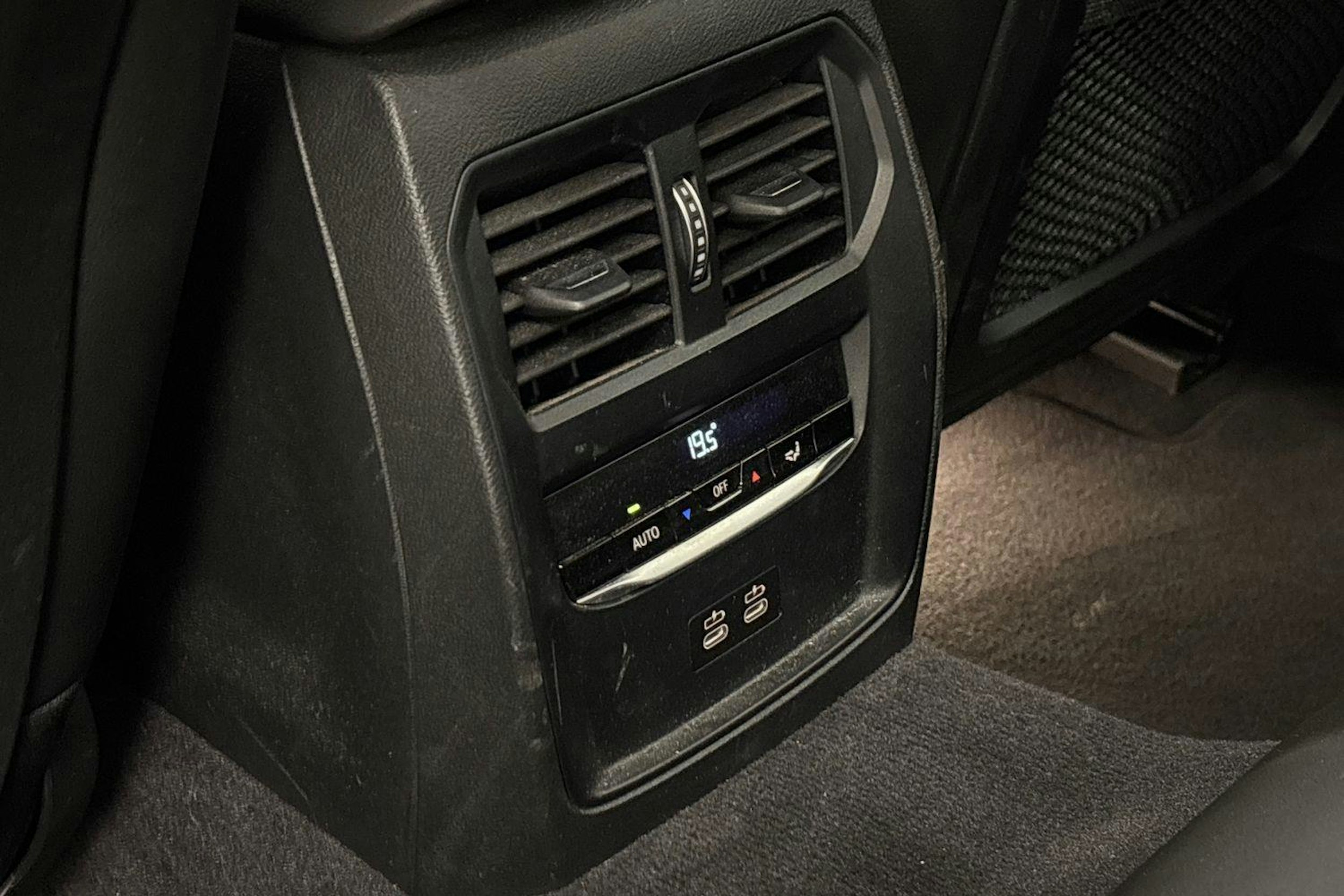 musta BMW 330 2023 kuva 19.