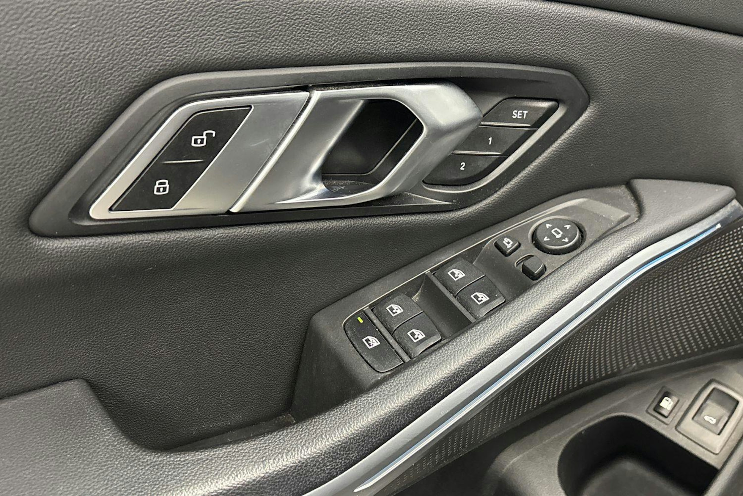 musta BMW 330 2023 kuva 21.