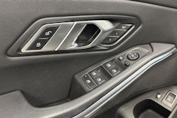 musta BMW 330 2023 kuva 21.