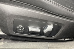 musta BMW 330 2023 kuva 22.