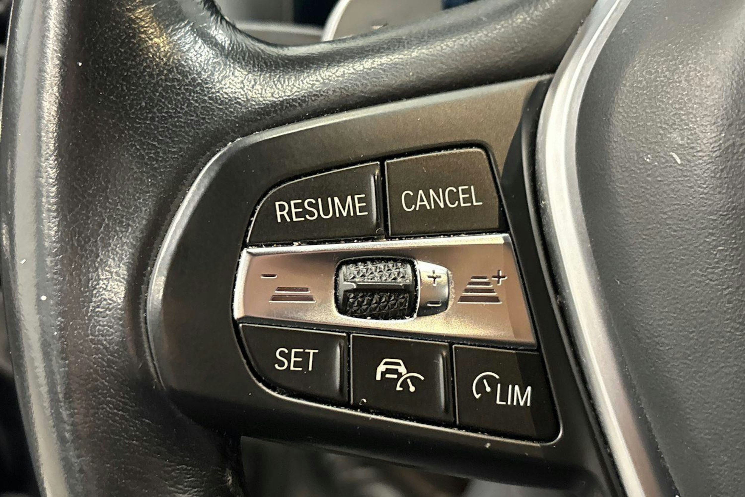 musta BMW 330 2023 kuva 23.