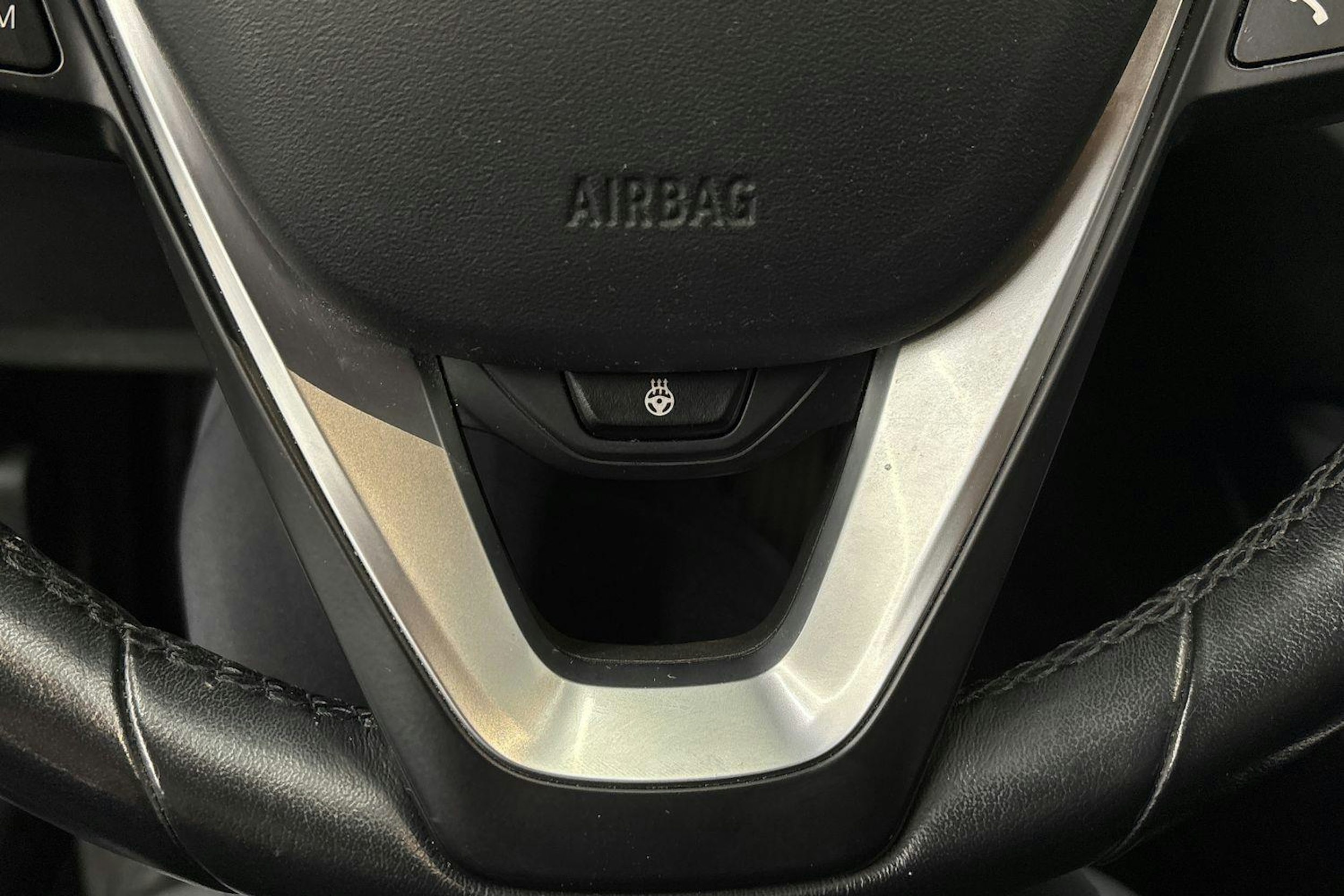 musta BMW 330 2023 kuva 25.