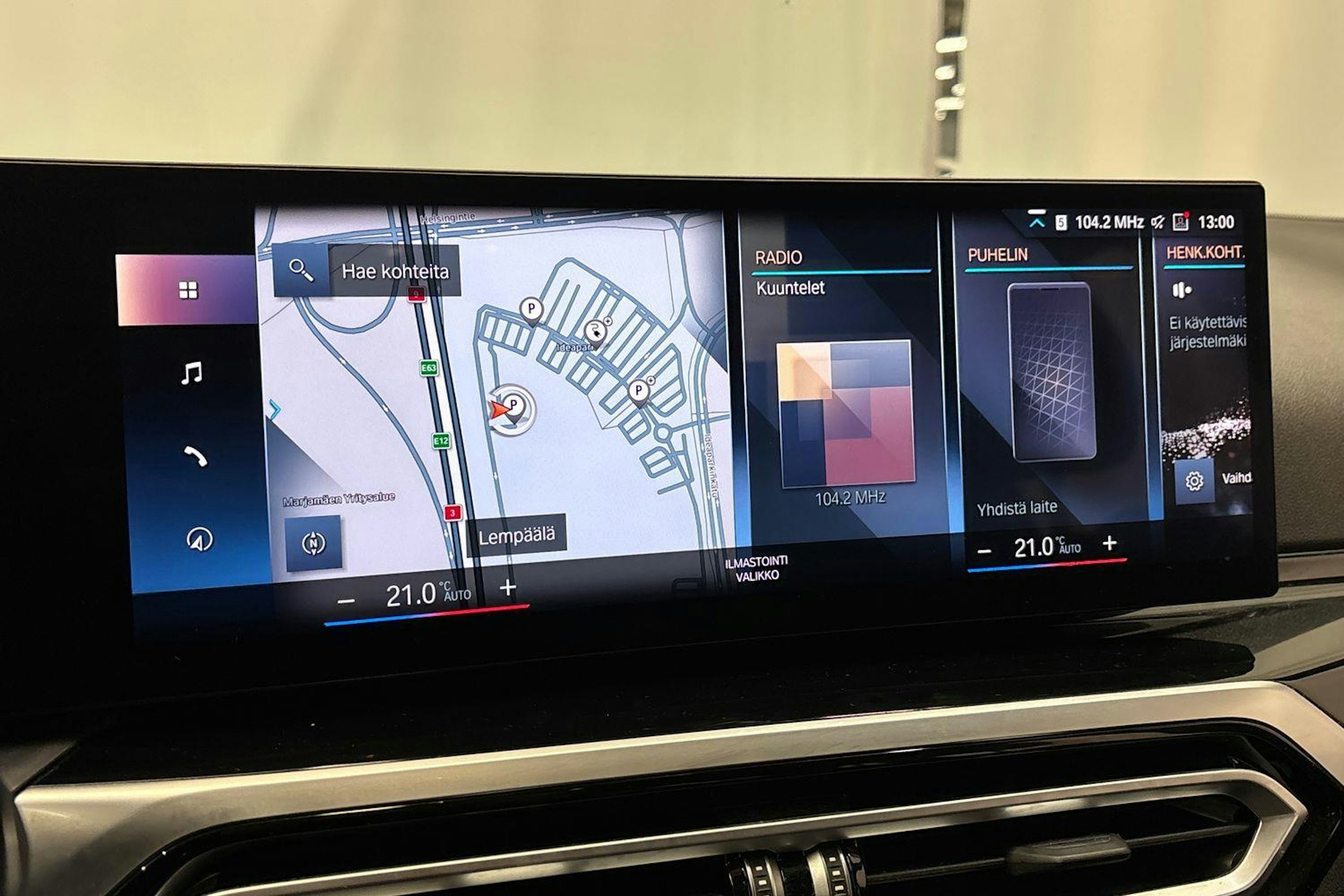 musta BMW 330 2023 kuva 26.