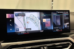 musta BMW 330 2023 kuva 26.