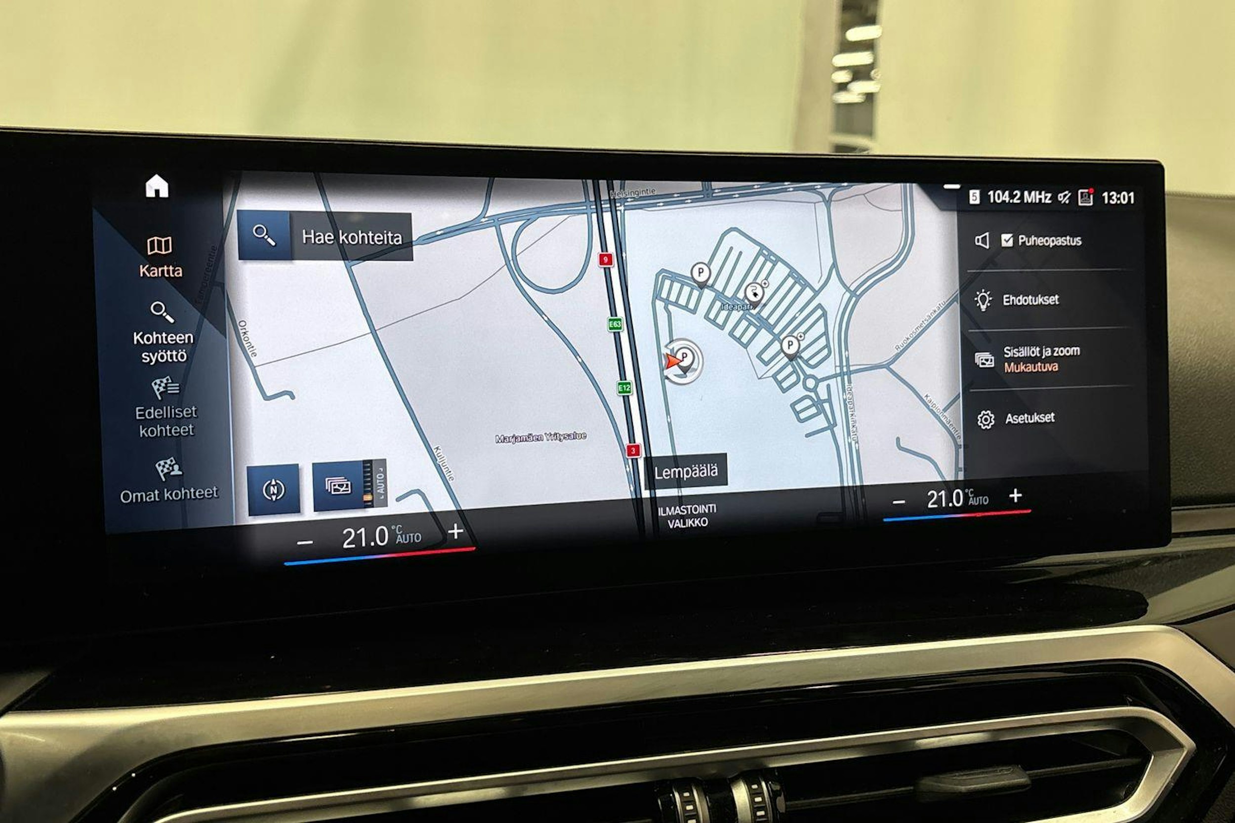 musta BMW 330 2023 kuva 27.