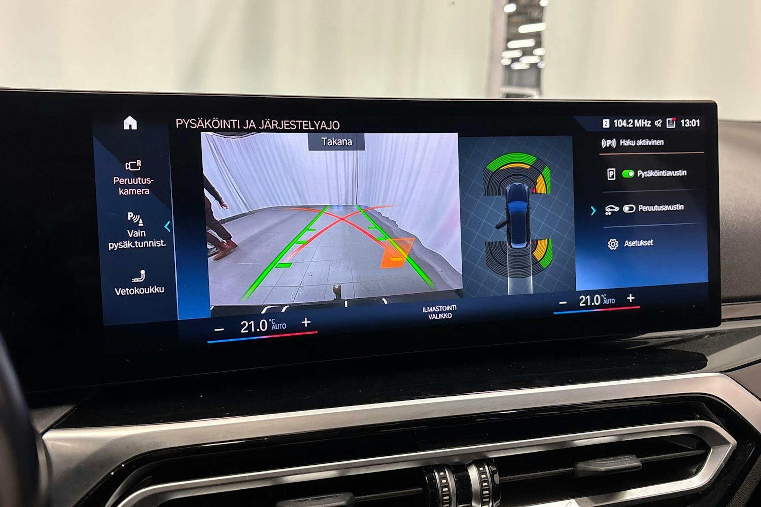 musta BMW 330 2023 kuva 28.