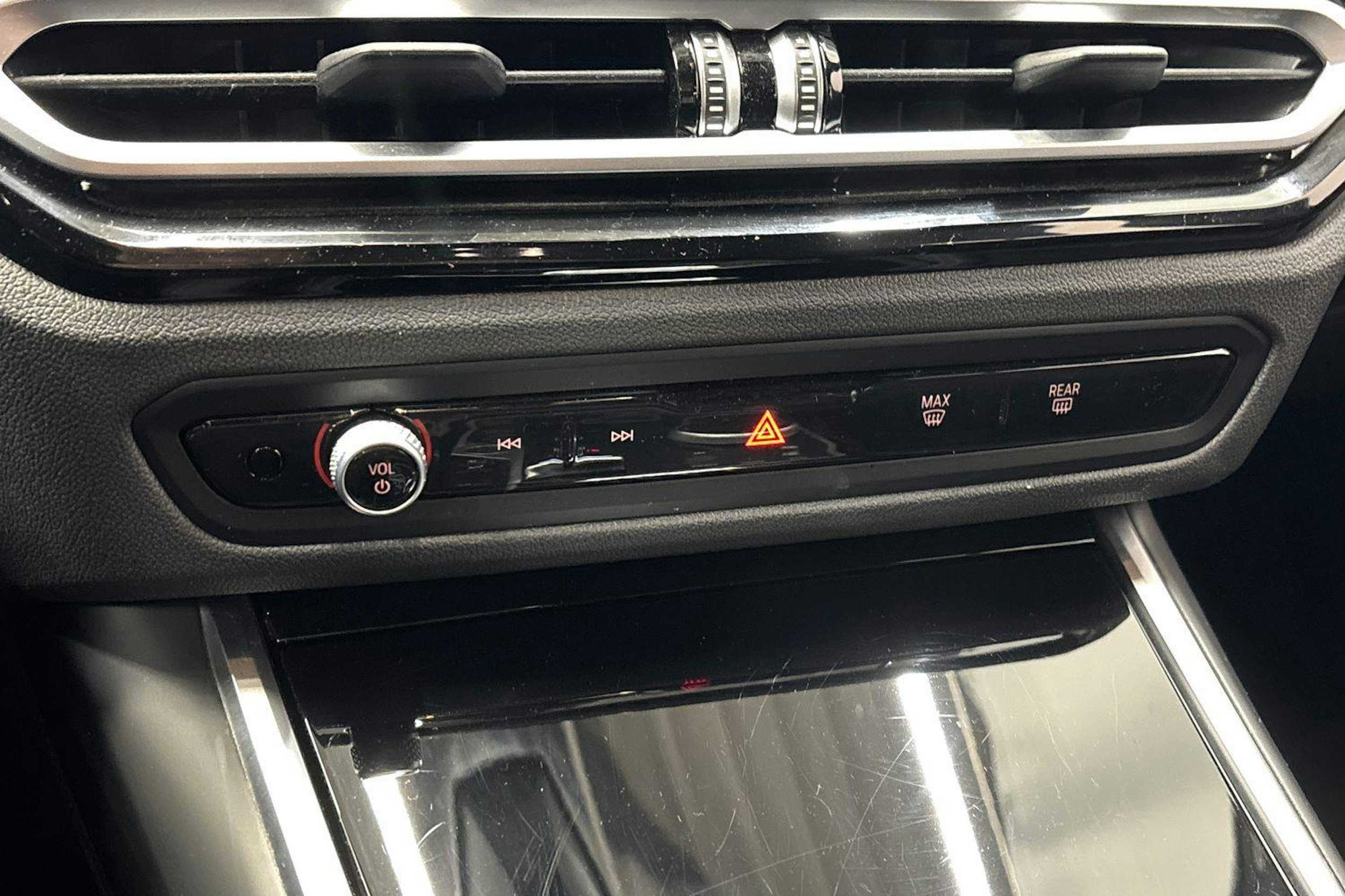 musta BMW 330 2023 kuva 29.