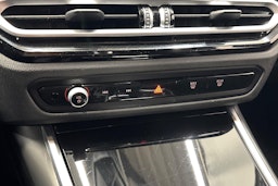 musta BMW 330 2023 kuva 29.