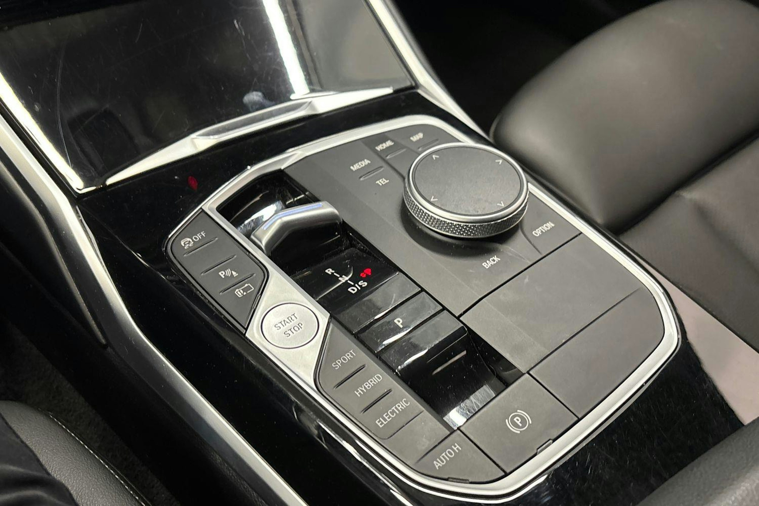 musta BMW 330 2023 kuva 30.