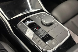 musta BMW 330 2023 kuva 30.