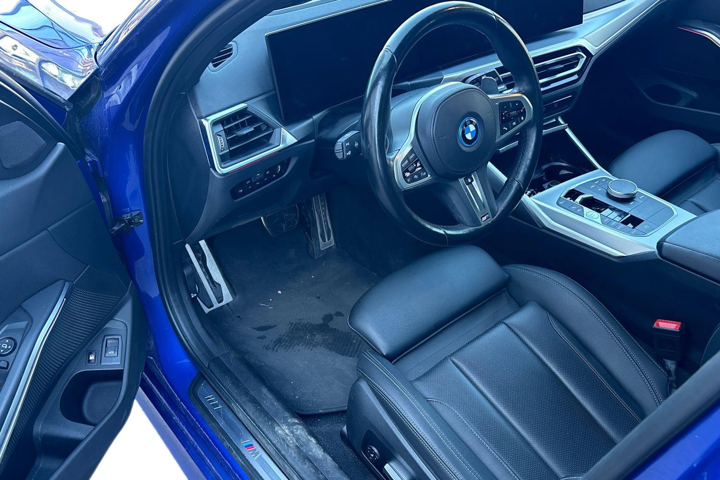 sininen BMW 330 2023 kuva 3.