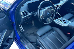 sininen BMW 330 2023 kuva 3.