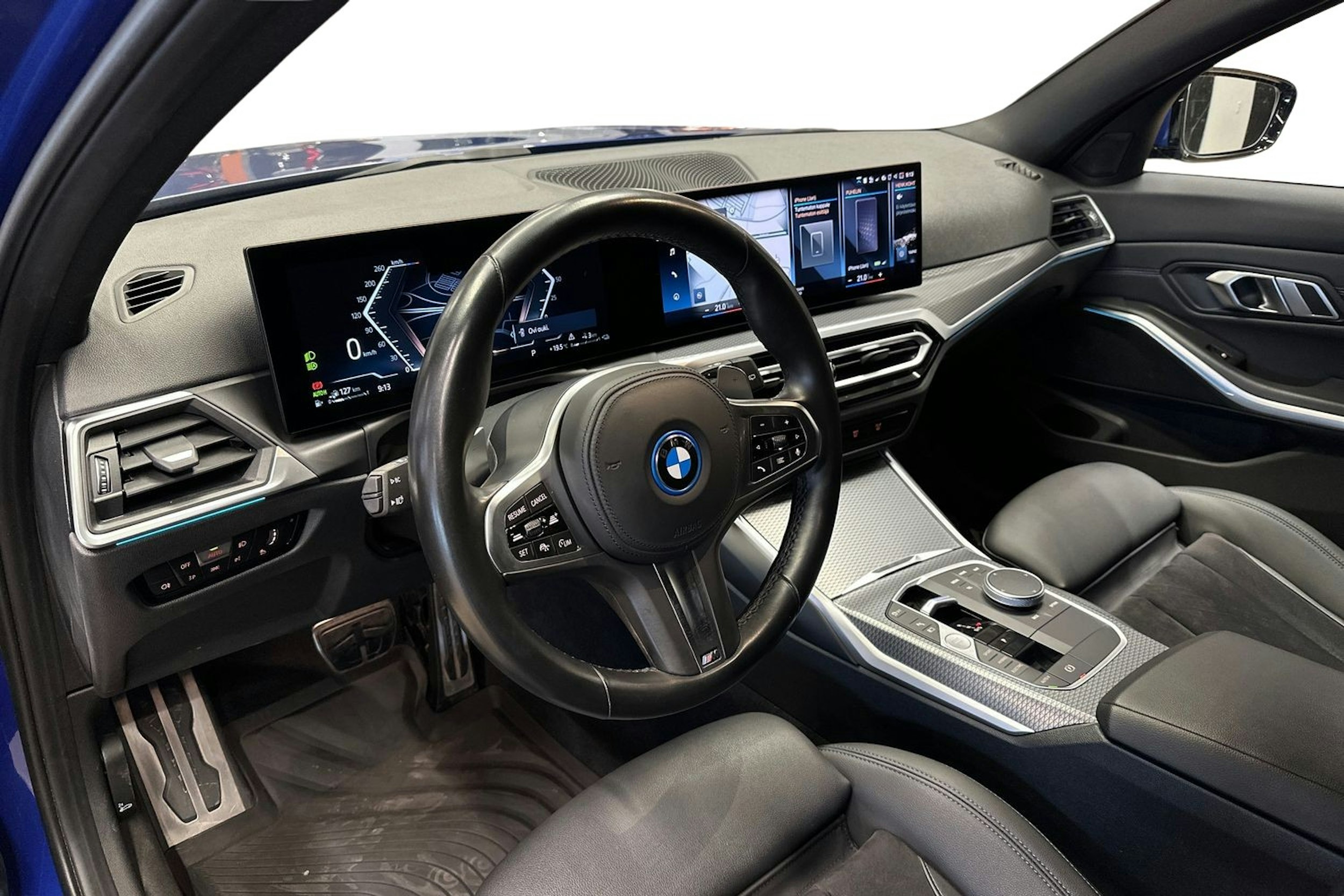 sininen BMW 330 2023 kuva 7.