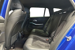 sininen BMW 330 2023 kuva 10.