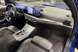 sininen BMW 330 2023 kuva 12.