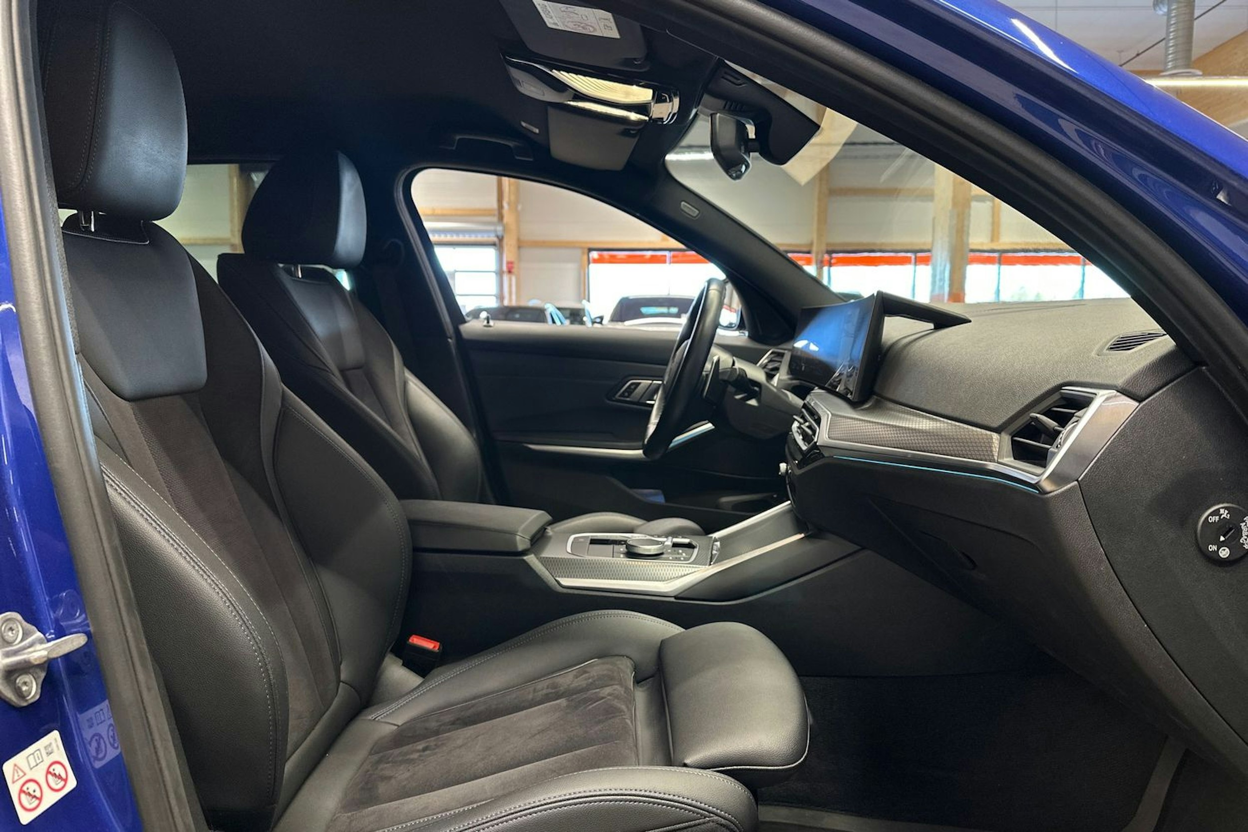 sininen BMW 330 2023 kuva 13.