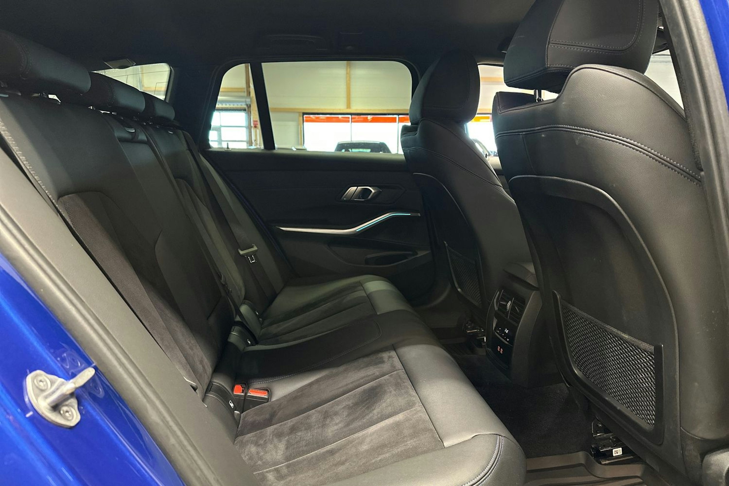 sininen BMW 330 2023 kuva 14.