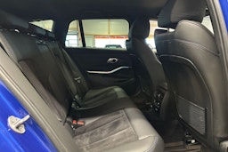 sininen BMW 330 2023 kuva 14.