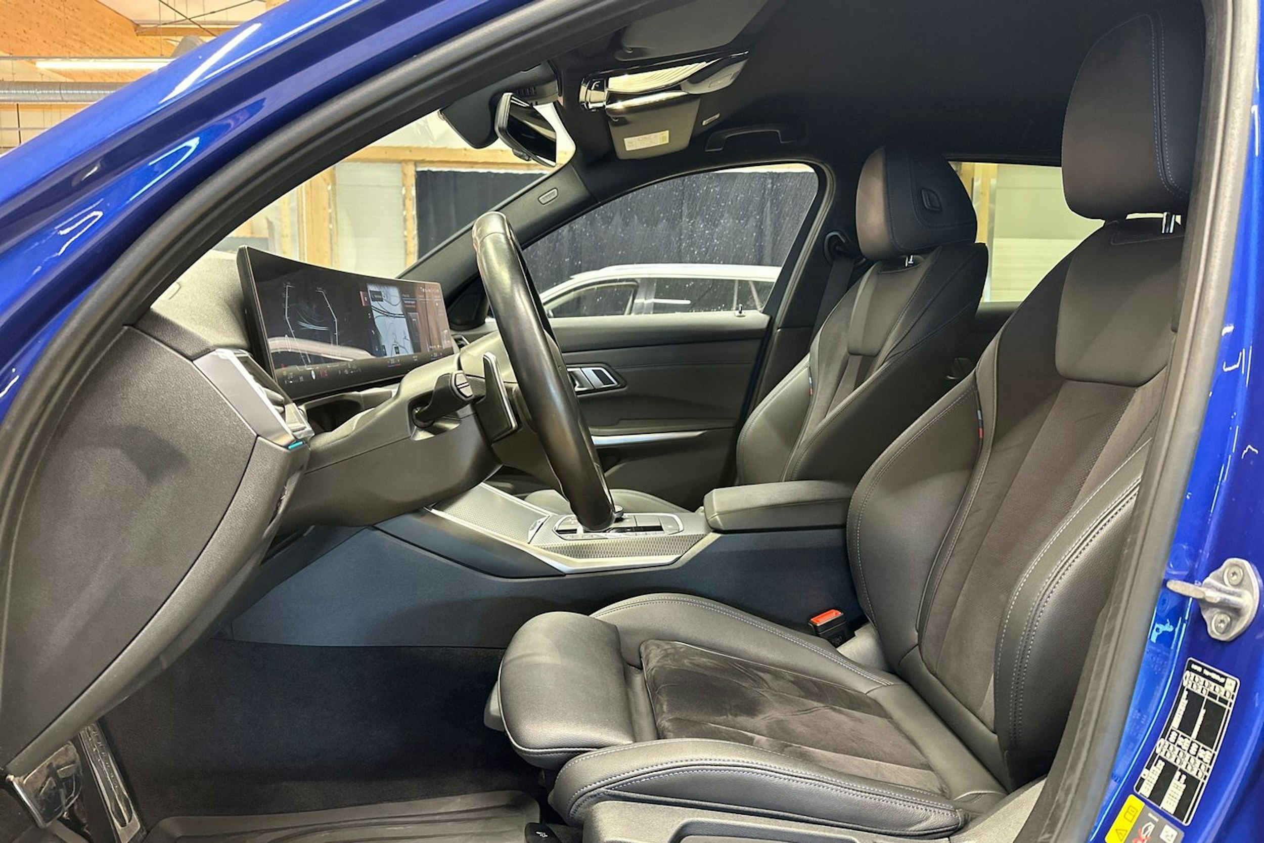 sininen BMW 330 2023 kuva 15.