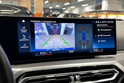 sininen BMW 330 2023 kuva 18.