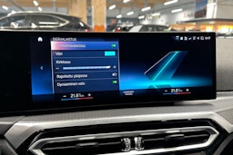 sininen BMW 330 2023 kuva 21.