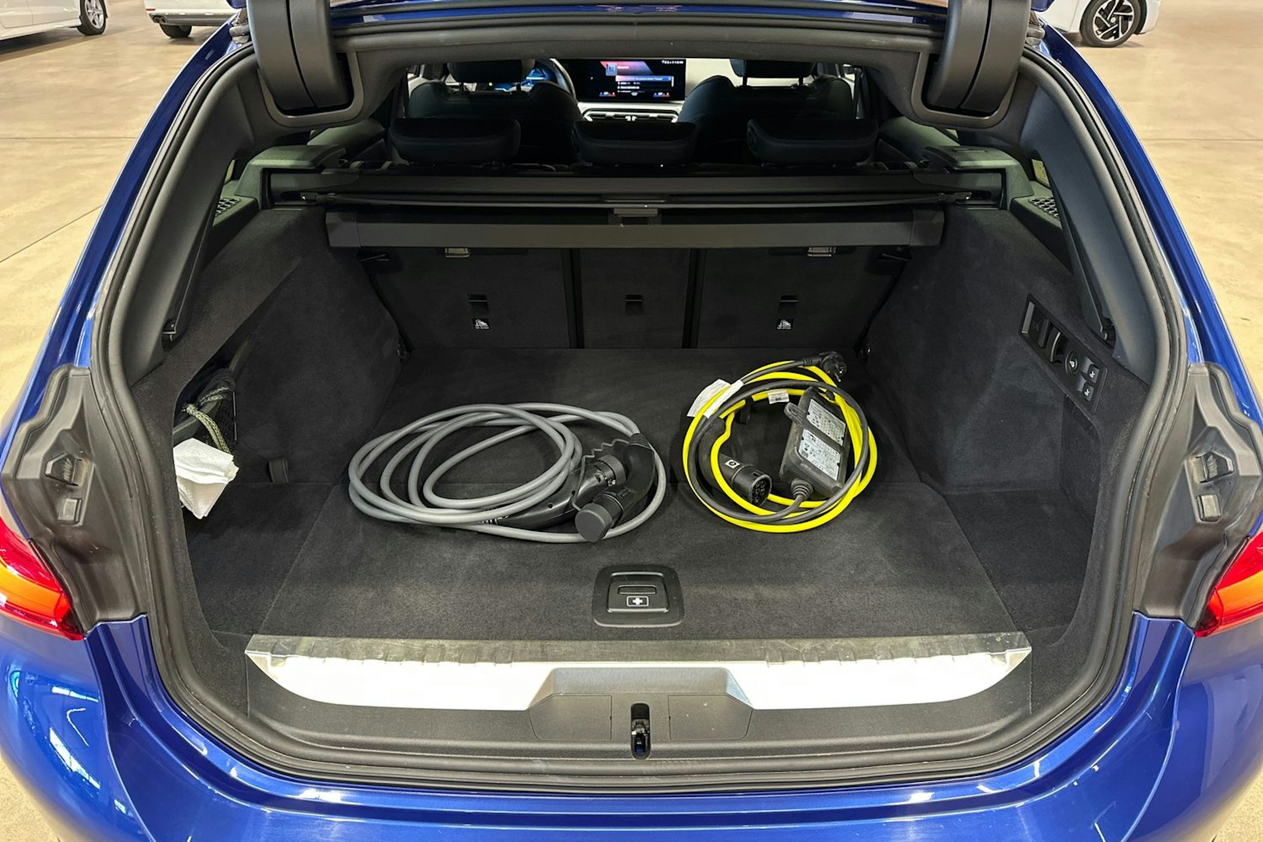 sininen BMW 330 2023 kuva 31.