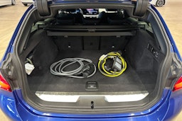 sininen BMW 330 2023 kuva 31.