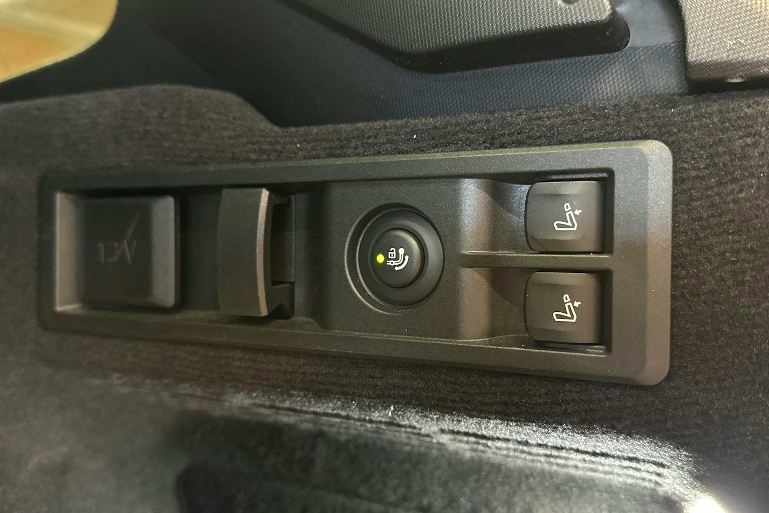 sininen BMW 330 2023 kuva 32.