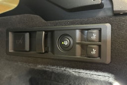 sininen BMW 330 2023 kuva 32.
