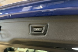sininen BMW 330 2023 kuva 34.
