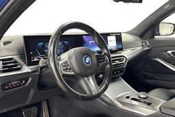 Sininen BMW 330 2023 kuva 6.