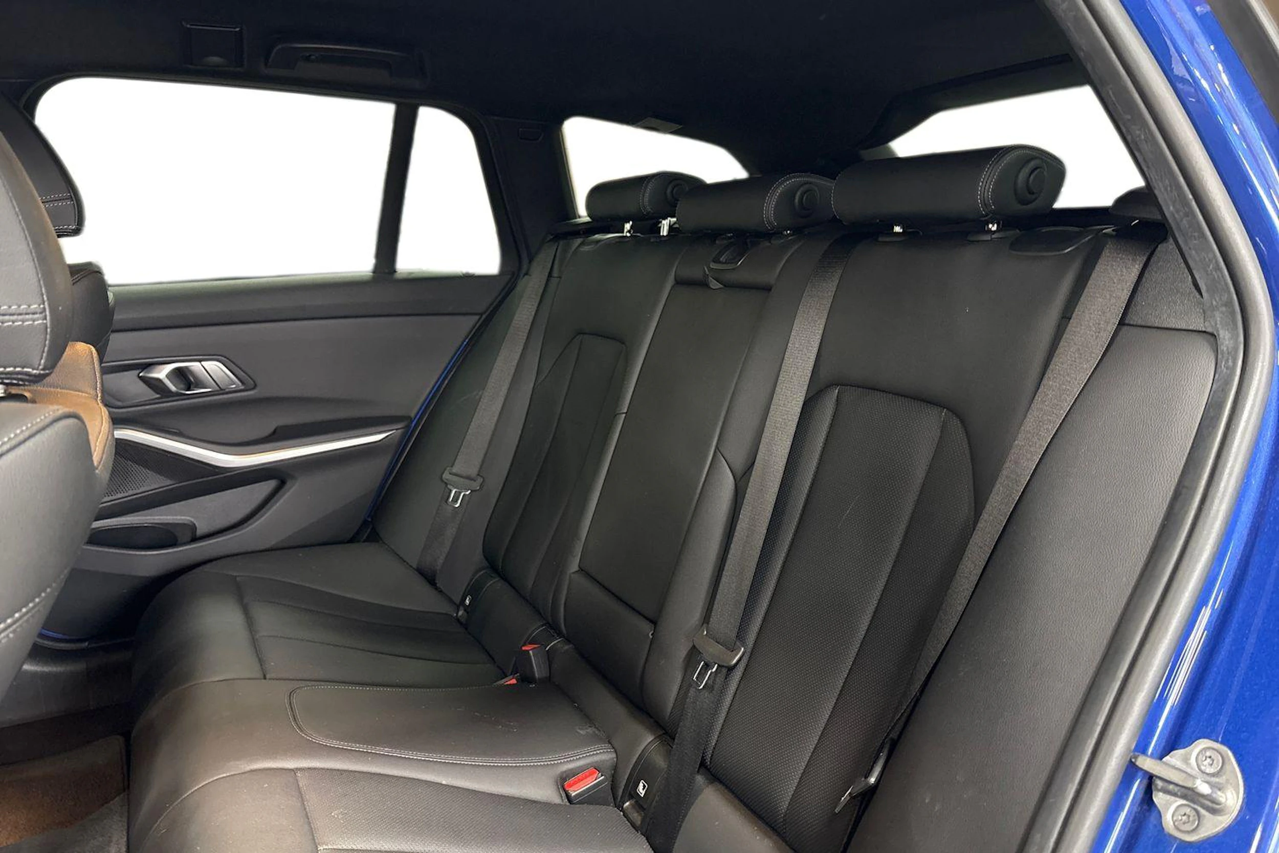 Sininen BMW 330 2023 kuva 8.