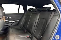 Sininen BMW 330 2023 kuva 8.