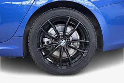 Sininen BMW 330 2023 kuva 9.