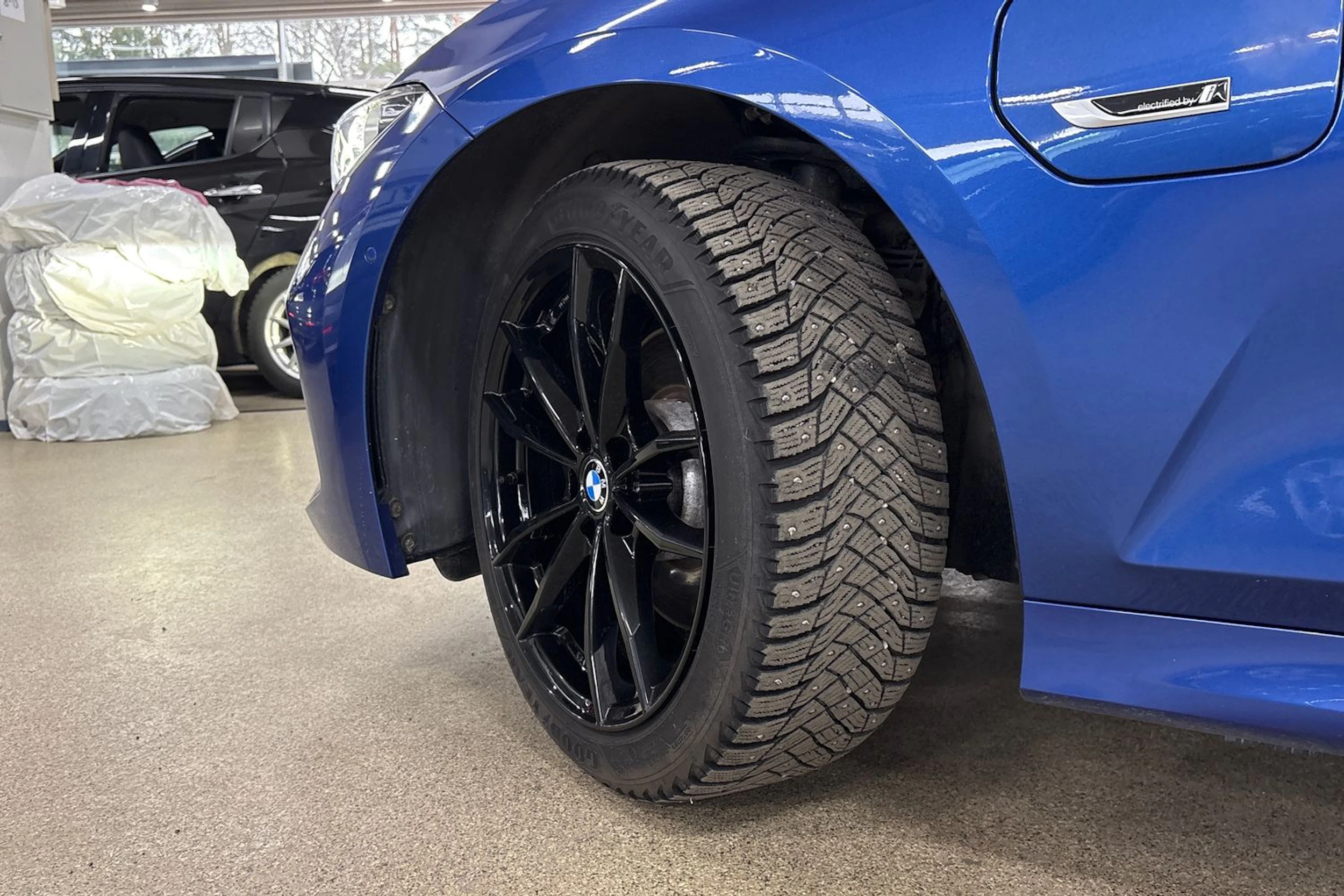 Sininen BMW 330 2023 kuva 10.