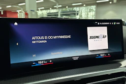 Sininen BMW 330 2023 kuva 13.