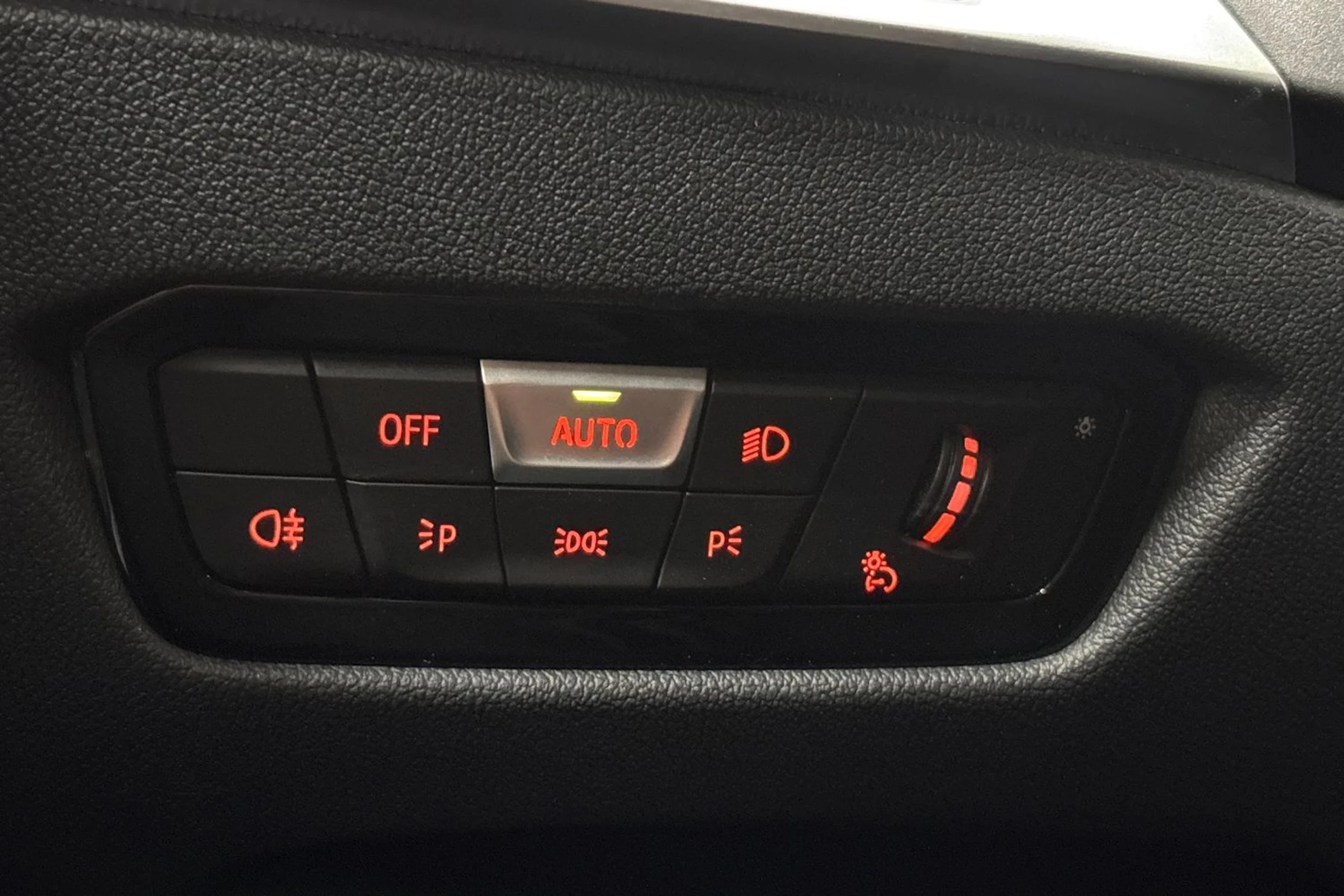 Sininen BMW 330 2023 kuva 20.