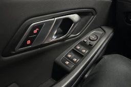 Sininen BMW 330 2023 kuva 21.