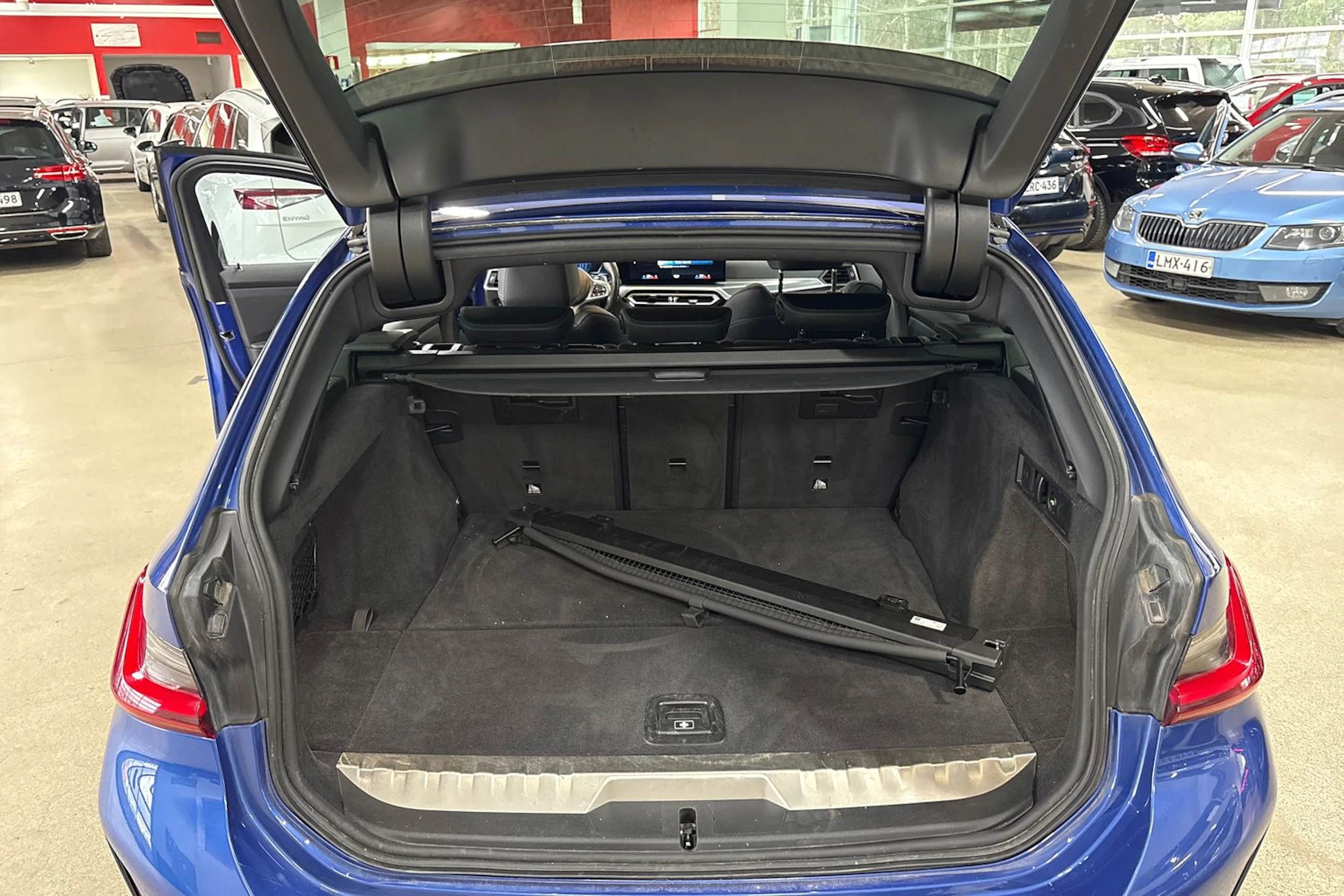 Sininen BMW 330 2023 kuva 22.