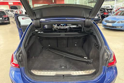 Sininen BMW 330 2023 kuva 22.