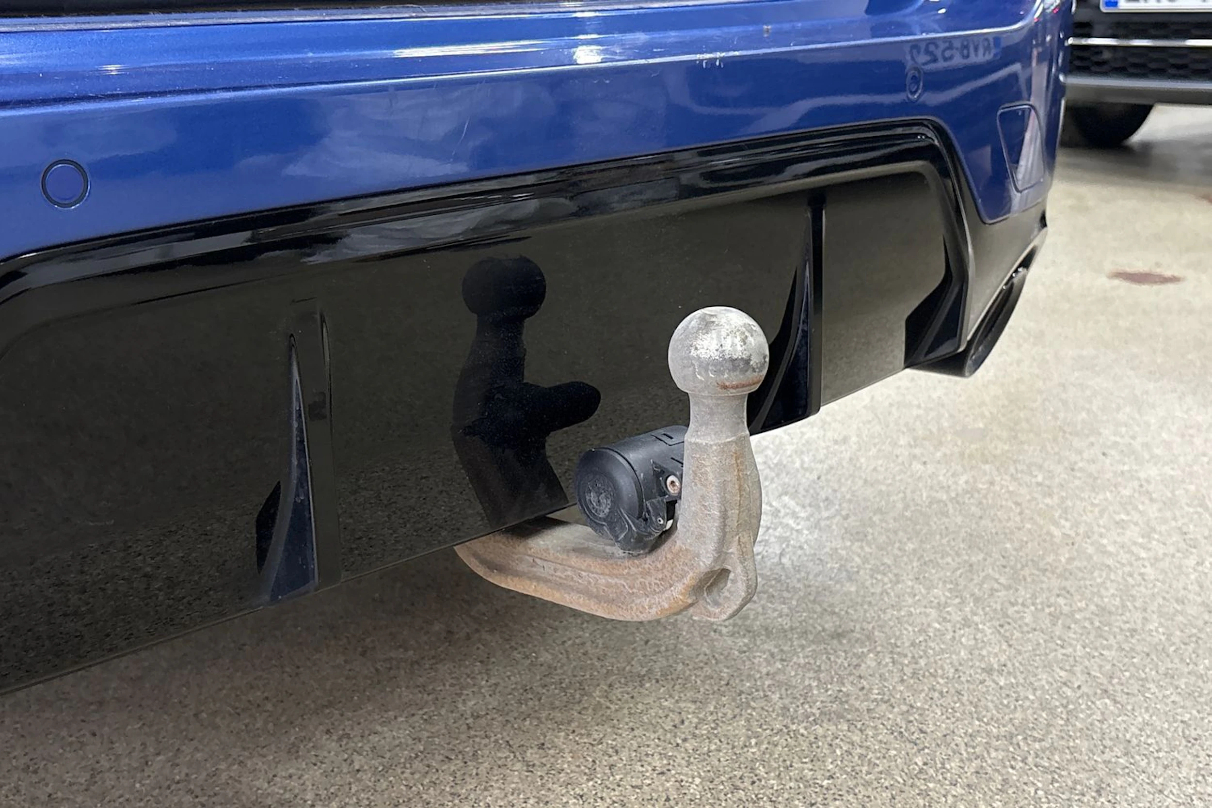 Sininen BMW 330 2023 kuva 24.