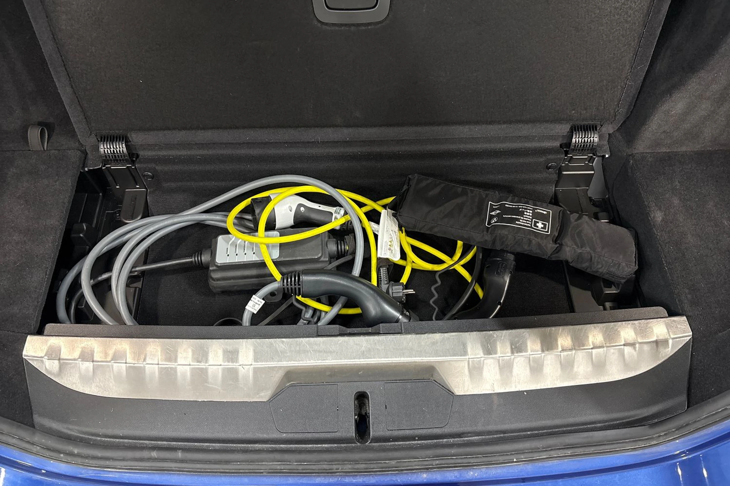 Sininen BMW 330 2023 kuva 26.