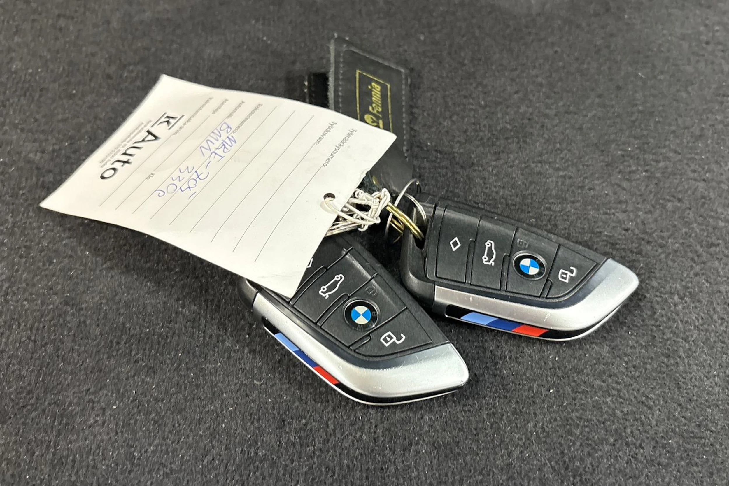 Sininen BMW 330 2023 kuva 27.