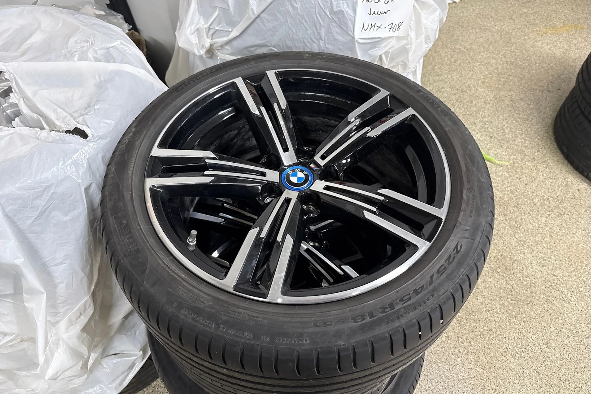 Sininen BMW 330 2023 kuva 28.