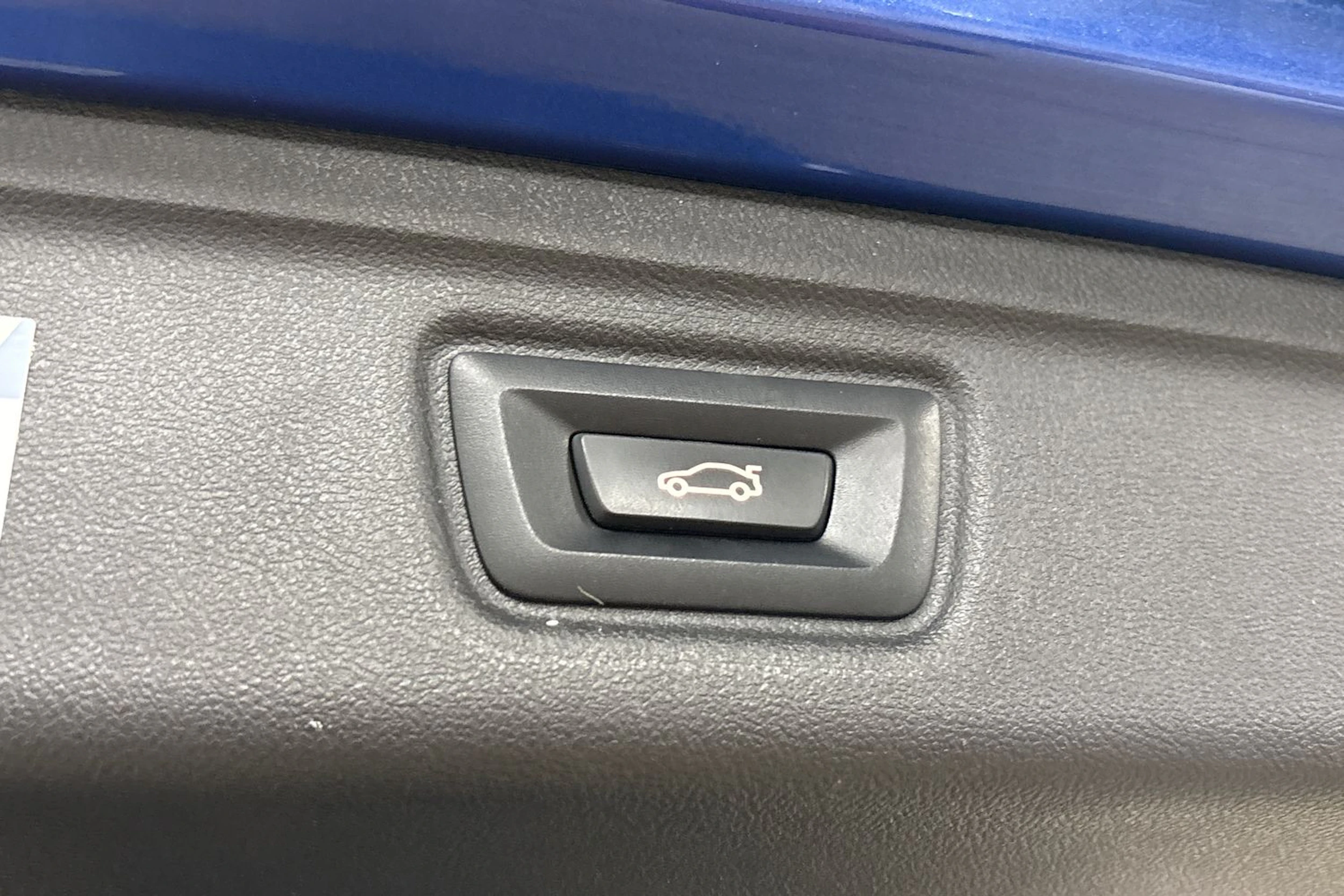 Sininen BMW 330 2023 kuva 29.