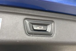 Sininen BMW 330 2023 kuva 29.