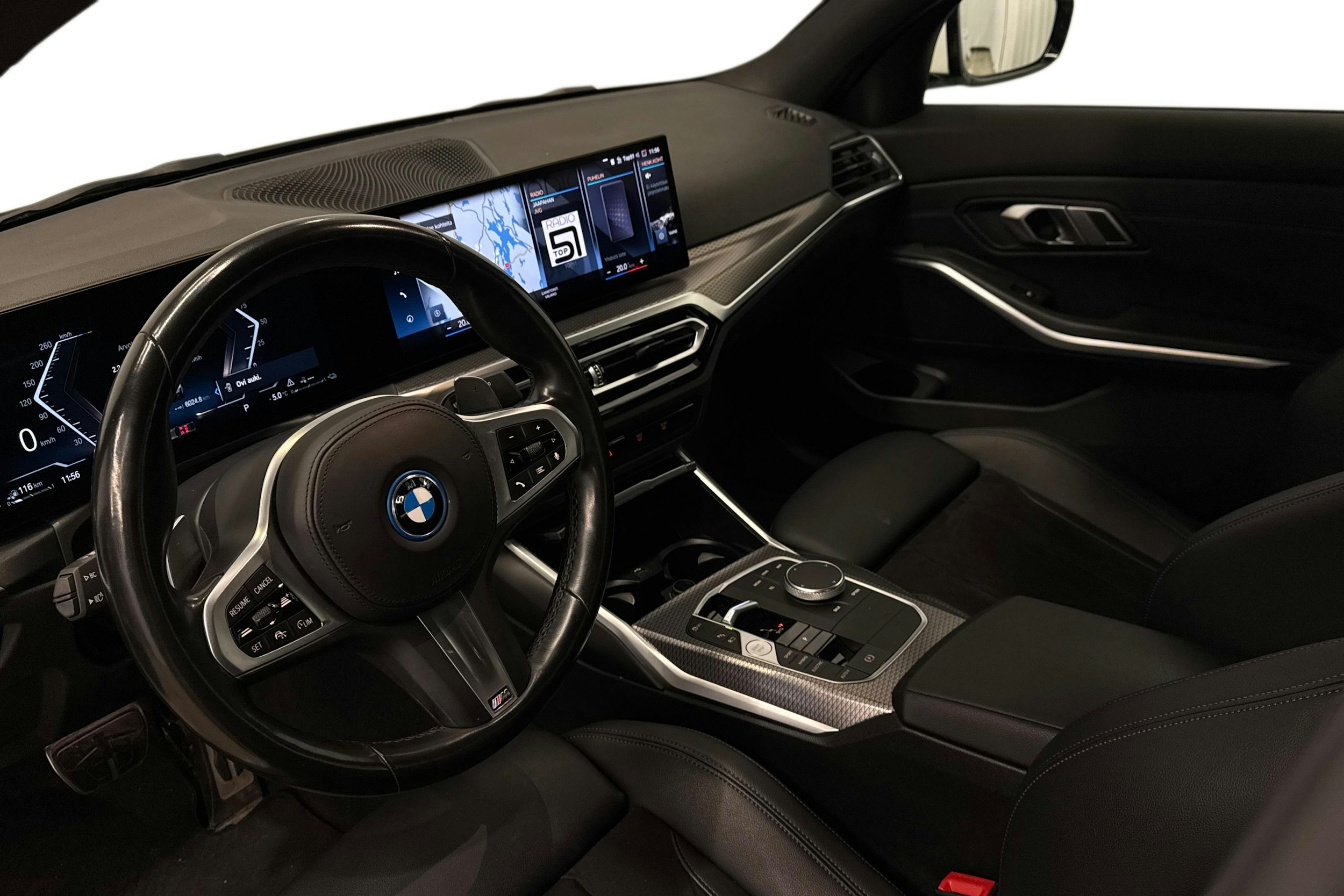 valkoinen BMW 330 2023 kuva 7.